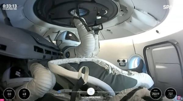 Первый выход туристов в открытый космос: вот так развлекаются миллиардеры