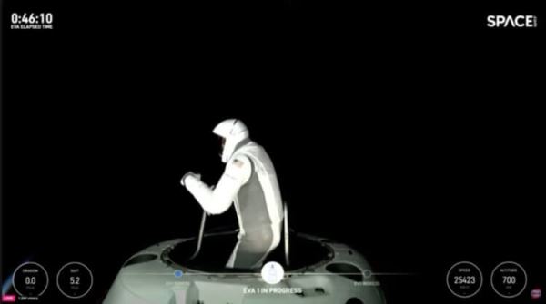 Первый выход туристов в открытый космос: вот так развлекаются миллиардеры
