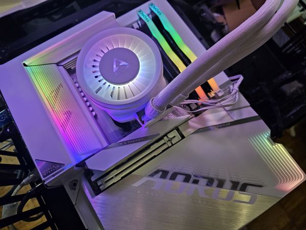 Обзор материнской платы Gigabyte B650E Aorus Stealth Ice на чипсете AMD B650E c выносом большинства разъемов на обратную сторону текстолита