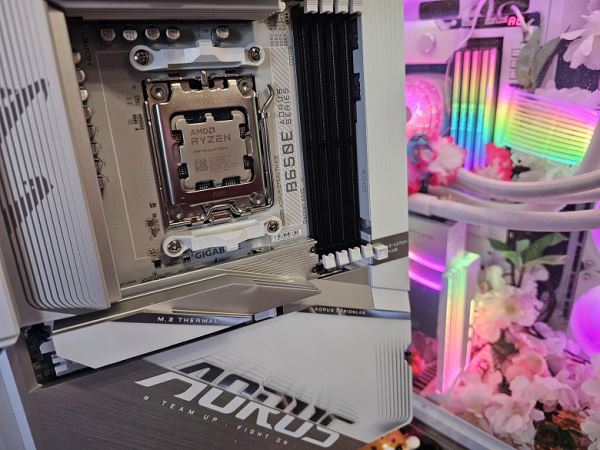 Обзор материнской платы Gigabyte B650E Aorus Stealth Ice на чипсете AMD B650E c выносом большинства разъемов на обратную сторону текстолита