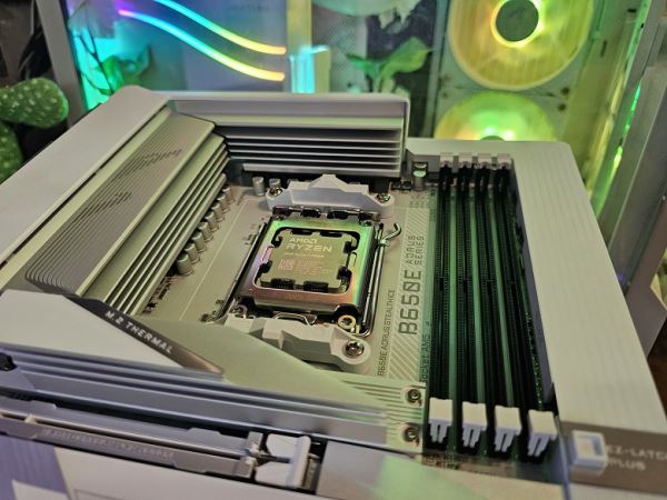 Обзор материнской платы Gigabyte B650E Aorus Stealth Ice на чипсете AMD B650E c выносом большинства разъемов на обратную сторону текстолита