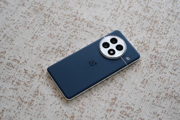 OnePlus 13 во всех цветах красуется на первых студийных фото