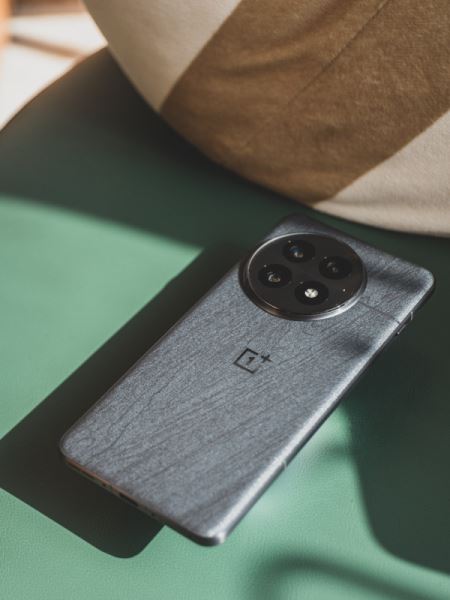 OnePlus 13 во всех цветах красуется на первых студийных фото