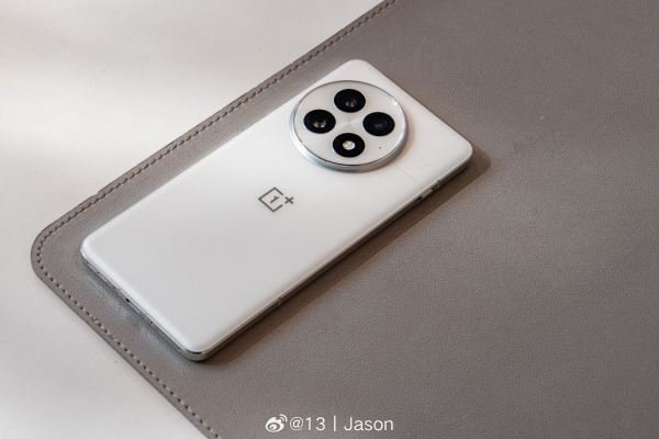 OnePlus 13 во всех цветах красуется на первых студийных фото